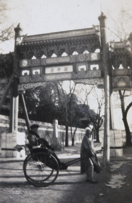 【jpg清晰版】一名黄包车车夫和乘客站在牌楼前.jpg