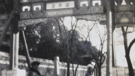 【jpg清晰版】一名黄包车车夫和乘客站在牌楼前.jpg
