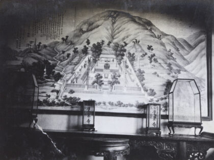 【jpg清晰版】一幅画与其它装饰品一起放在peking的边桌上.jpg
