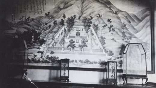 【jpg清晰版】一幅画与其它装饰品一起放在peking的边桌上.jpg