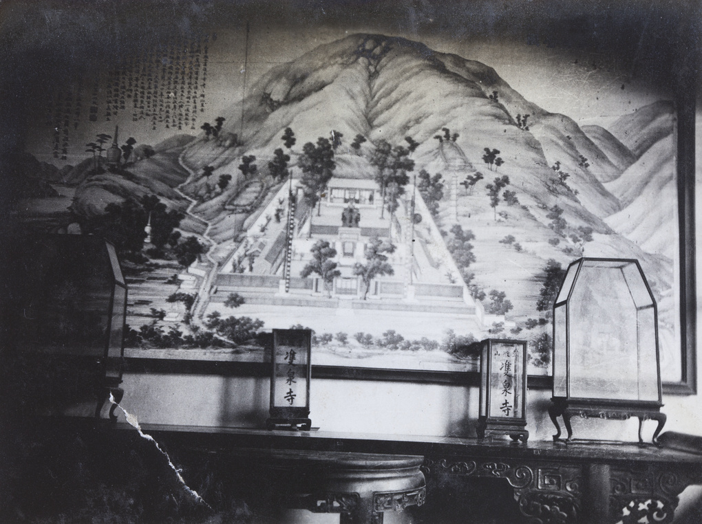 【JPG清晰版】一幅画与其它装饰品一起放在Peking的边桌上