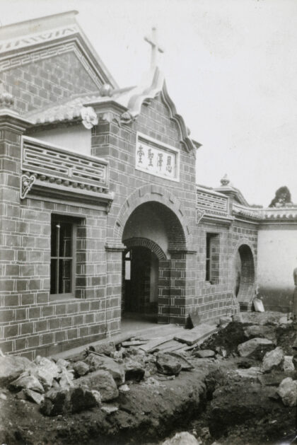 【jpg清晰版】一座即将竣工的教堂入口昭通1933年.jpg