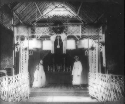 【jpg清晰版】一座哀悼祭台旁有三名悼念者.jpg