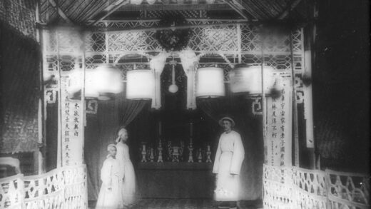 【jpg清晰版】一座哀悼祭台旁有三名悼念者.jpg