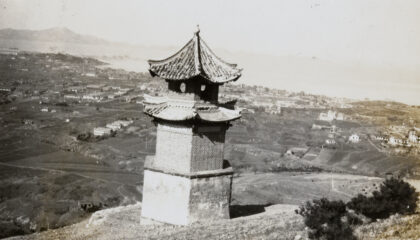 【jpg清晰版】一座小塔与烟台景色尽收眼底.jpg
