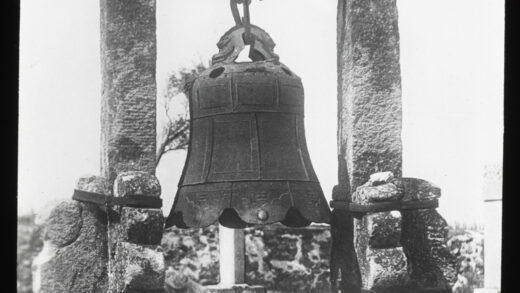 【jpg清晰版】一座悬挂在户外的寺庙钟.jpg