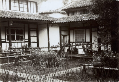 【jpg清晰版】一座花园中间横跨着一个别致的植物架.jpg