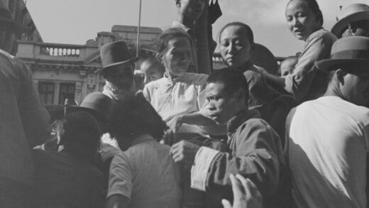 【jpg清晰版】一群中国人紧挨在一起上海.jpg