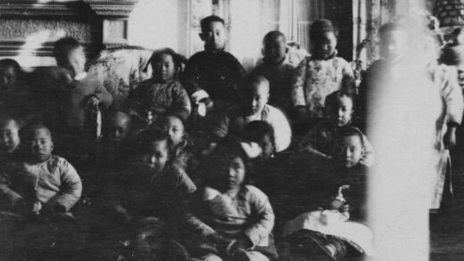 【jpg清晰版】一群中国孩子在客厅里.jpg