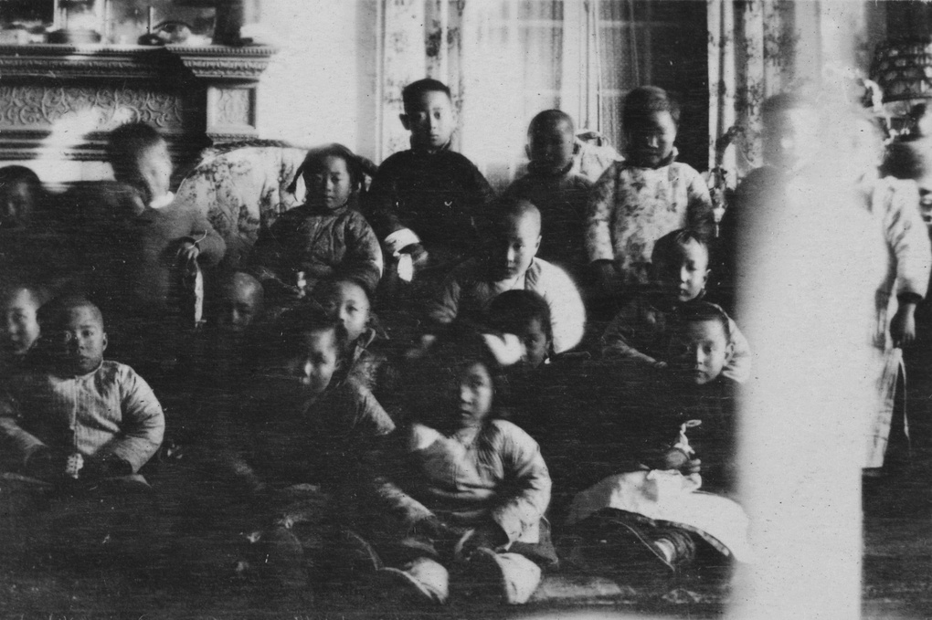 【JPG清晰版】一群中国孩子在客厅里