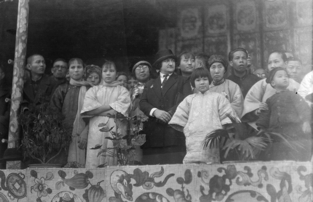 【JPG清晰版】一群人包括一名外国人站在舞台或讲台上