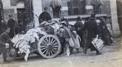 【jpg清晰版】一车战利品和一名被捕男子在天津警察局外（1912年北京兵变）.jpg