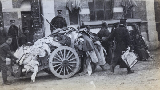 【jpg清晰版】一车战利品和一名被捕男子在天津警察局外（1912年北京兵变）.jpg