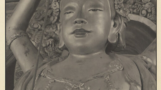 【jpg清晰版】万善殿内部展示八臂神龛雕像坐在雕刻动物上的细节.jpg