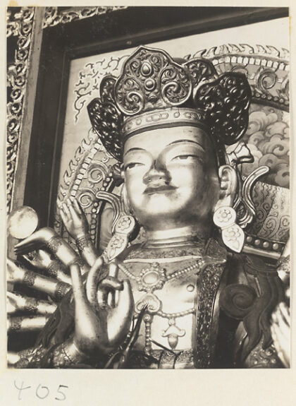 【jpg清晰版】万寿寺多臂菩萨雕像细节展示头部、冠冕和手臂.jpg