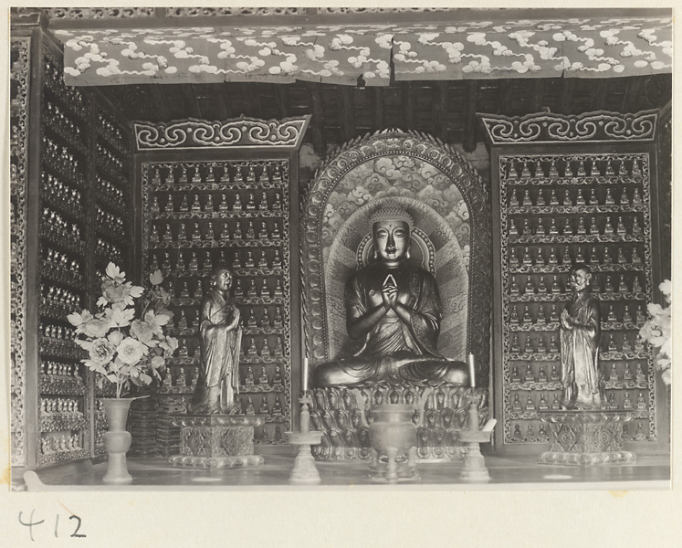 【JPG清晰版】万寿寺寺庙内部展示佛像及侍从、仪式物品和菩萨浮雕墙