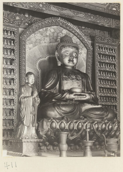 【jpg清晰版】万寿寺寺庙内部展示佛像及侍从、仪式物品和菩萨浮雕墙.jpg