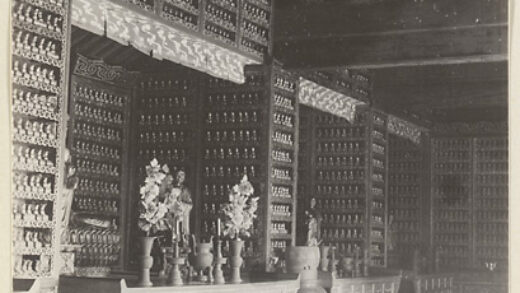 【jpg清晰版】万寿寺寺庙内部展示壁龛和仪式物品及菩萨浮雕墙.jpg