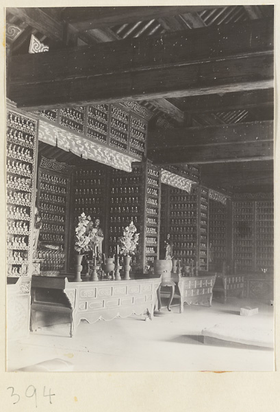 【jpg清晰版】万寿寺寺庙内部展示壁龛和仪式物品及菩萨浮雕墙.jpg
