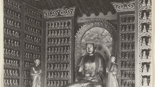 【jpg清晰版】万寿寺寺庙内部展示壁龛和佛像及侍从、仪式物品和菩萨浮雕墙.jpg