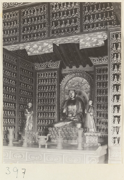 【jpg清晰版】万寿寺寺庙内部展示壁龛和佛像及侍从、仪式物品和菩萨浮雕墙.jpg