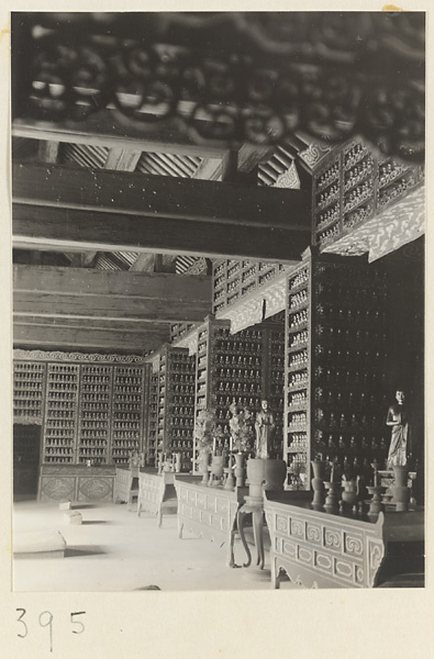 【JPG清晰版】万寿寺寺庙内部展示壁龛和寺庙雕像及仪式物品和菩萨浮雕墙