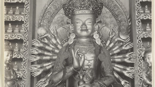 【jpg清晰版】万寿寺寺庙内部展示多臂菩萨雕像.jpg
