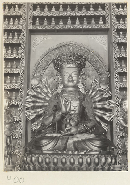 【jpg清晰版】万寿寺寺庙内部展示多臂菩萨雕像.jpg