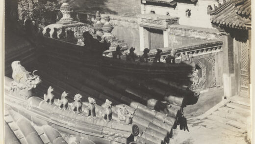 【jpg清晰版】万寿寺建筑细节展示屋顶装饰和装饰窗.jpg