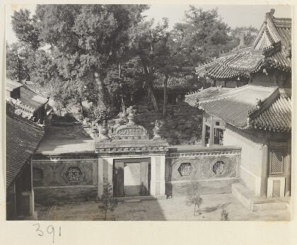 【jpg清晰版】万寿寺月亮门和两侧八角窗墙、庭院和寺庙建筑.jpg