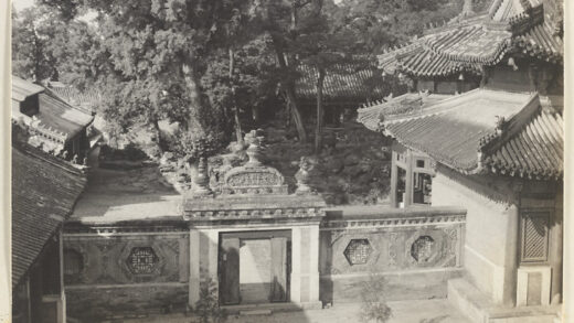 【jpg清晰版】万寿寺月亮门和两侧八角窗墙、庭院和寺庙建筑.jpg