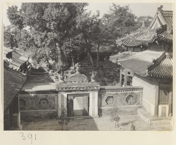 【JPG清晰版】万寿寺月亮门和两侧八角窗墙、庭院和寺庙建筑