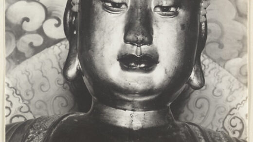 【jpg清晰版】万寿寺菩萨雕像细节展示头部和卍字吊坠.jpg