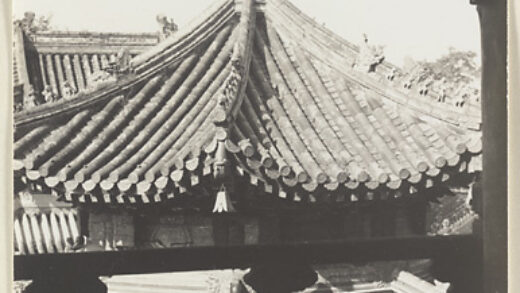 【jpg清晰版】万寿寺阳台展示格子窗俯瞰寺庙建筑屋顶.jpg