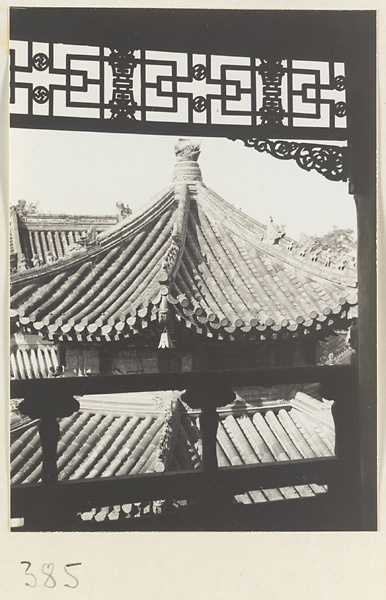 【jpg清晰版】万寿寺阳台展示格子窗俯瞰寺庙建筑屋顶.jpg