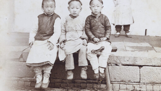 【jpg清晰版】三个男孩坐在长凳上.jpg