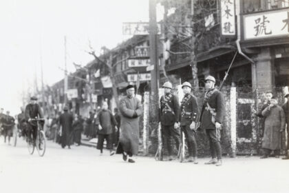 【jpg清晰版】三名法国陆军士兵在带刺铁丝网路障前守卫上海.jpg