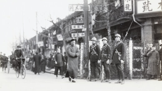 【jpg清晰版】三名法国陆军士兵在带刺铁丝网路障前守卫上海.jpg