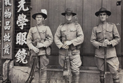 【jpg清晰版】三名美国公司上海志愿队队员持枪站岗上海1925年.jpg
