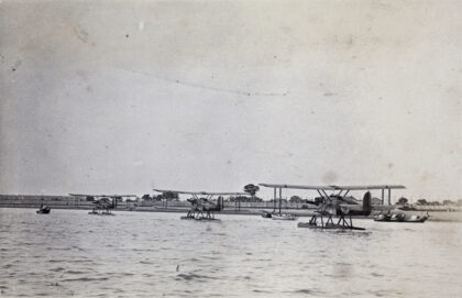【jpg清晰版】三架道格拉斯世界巡航飞机参加首次环球飞行1924年6月于上海黄浦江畔.jpg