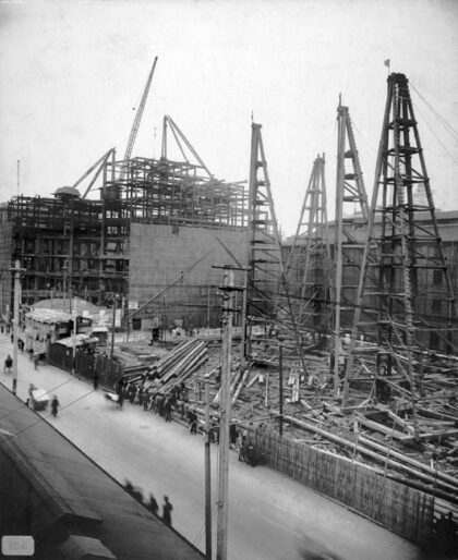 【jpg清晰版】上海1930年10月正在建设中的都城饭店和汉弥尔登大厦.jpg