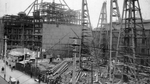 【jpg清晰版】上海1930年10月正在建设中的都城饭店和汉弥尔登大厦.jpg