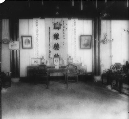 【jpg清晰版】上海一户富裕人家中设置的逝者纪念灵堂.jpg