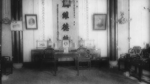 【jpg清晰版】上海一户富裕人家中设置的逝者纪念灵堂.jpg