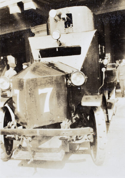 【jpg清晰版】上海万国商团装甲车7号上海1932年.jpg