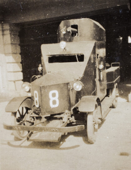 【jpg清晰版】上海万国商团装甲车8号上海1932年.jpg