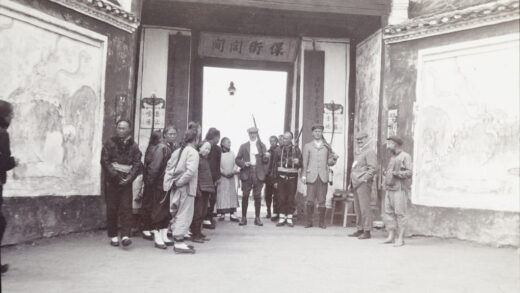 【jpg清晰版】上海中国军营门前的中国与欧洲男子.jpg