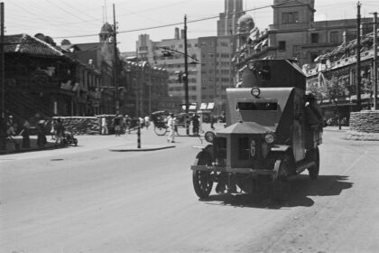 【jpg清晰版】上海义勇队装甲车6号爱多亚路上海.jpg