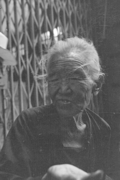 【jpg清晰版】上海乞讨的中国老妇人.jpg