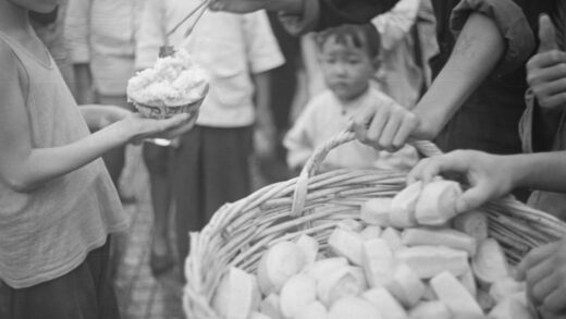 【jpg清晰版】上海儿童领取食物.jpg